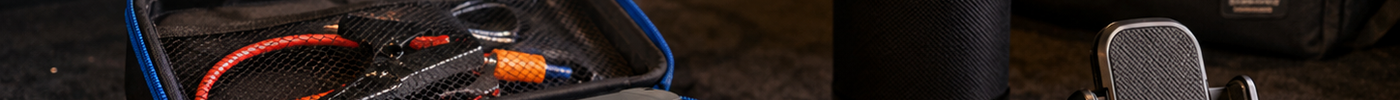 Jumpstarter en gadgets liggen klaar in kofferbak