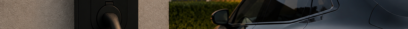 Laadpaal laadt elektrische auto op tijdens avondschemering