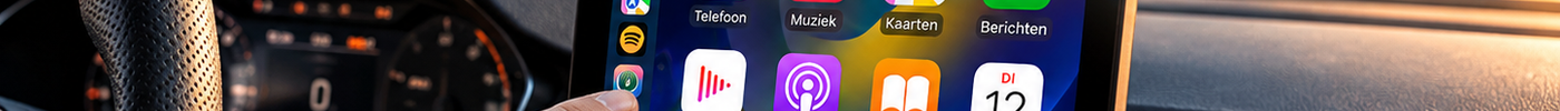 Dashboardscherm met CarPlay-app en draadloze dongle in de auto