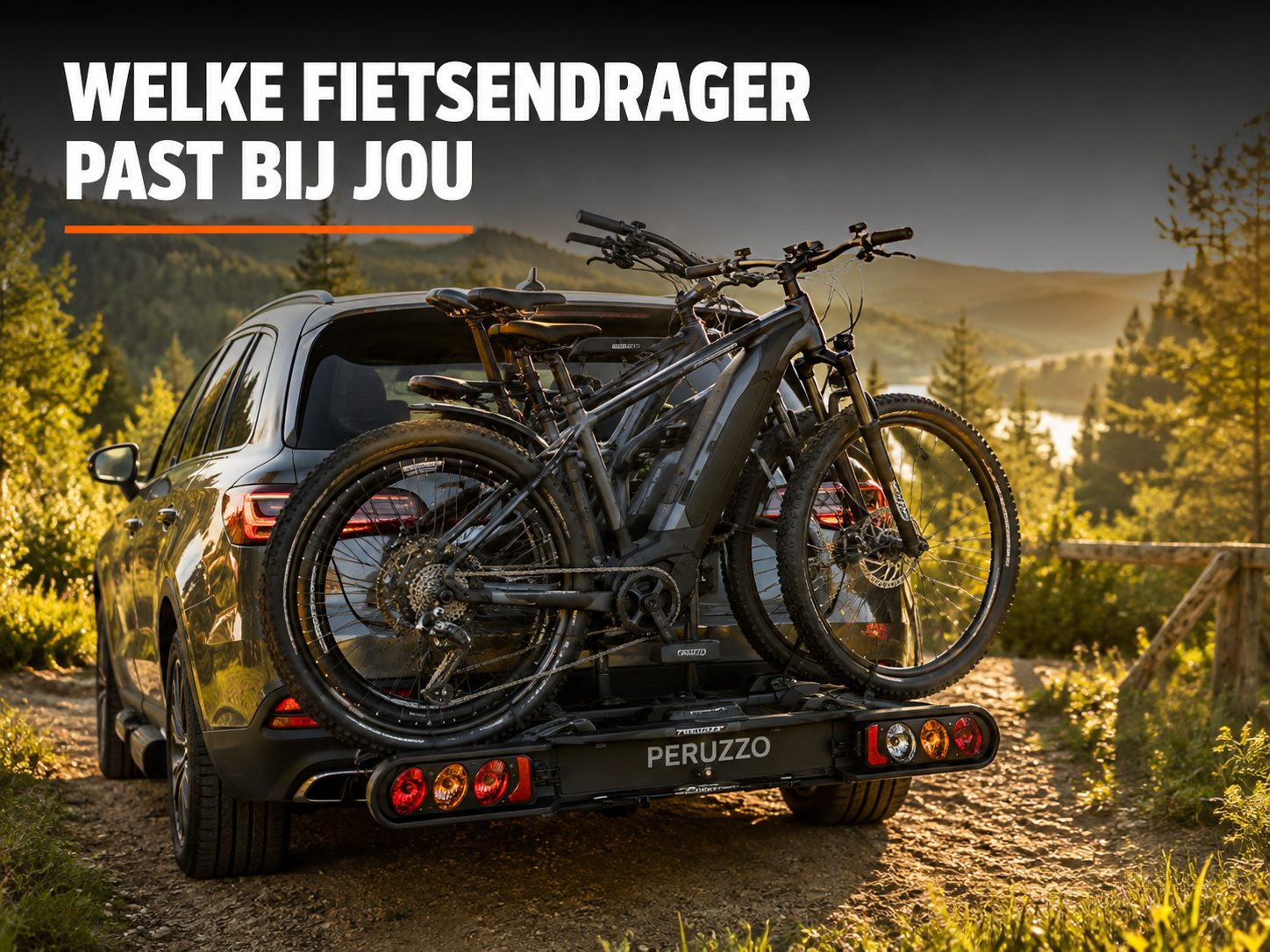 Fietsendrager met twee e-bikes op auto bij zonsondergang