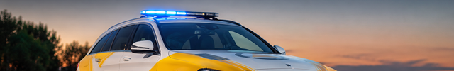 AEB merkbanner - AEB testvoertuig met blauw zwaailicht bij schemering | VCTparts