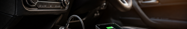 Autoladers banner - telefoon die oplaadt via een autolader in de middenconsole | VCTparts