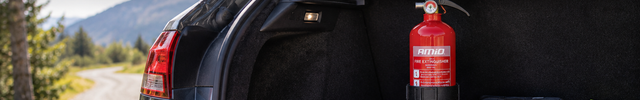 Brandblussers banner - compacte brandblusser in de open kofferbak van een auto | VCTparts