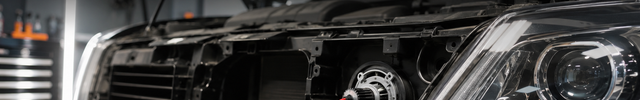 Verlichting Montage & Adapters banner - canbus-adapter en bedrading bij een koplamphouder onder de motorkap | VCTparts