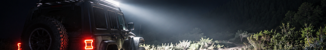 Verstraler Spots & Ledbars banner - ledbar op een offroad voertuig met krachtige lichtbundels in het donker | VCTparts