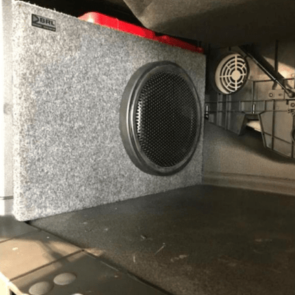 DLS PS10 10 inch Pasklare Subwooferkist voor Volvo FH en FM – 400W RMS 4 Ohm Truck Audio Upgrade - VCTparts.nl