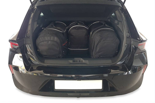 Kjust Kjust Reistassenset voor Opel Astra 5-deurs vanaf 2022 - Set van 4 Tassen met 2 Roltassen 1 Sporttas en 1 Vliegtuigtas Harvest Automotive 2
