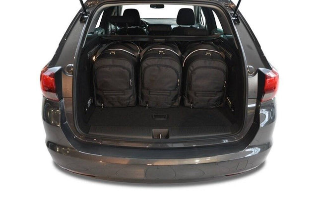 Kjust Kjust Reistassenset voor Opel Astra Sports Tourer 2015-2022 - Set van 5 Tassen met 3 Roltassen en 2 Vliegtuigtassen Harvest Automotive 2
