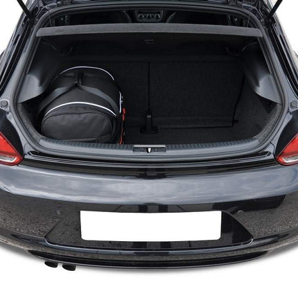 Kjust Kjust Reistassenset voor Volkswagen Scirocco 2008-2017 - Set van 4 Tassen met 2 Roltassen 1 Sporttas en 1 Vliegtuigtas Harvest Automotive 4