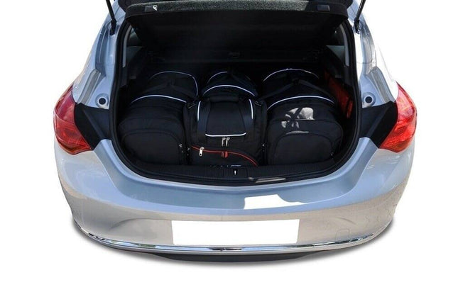 Kjust Reistassenset voor Opel Astra 5-deurs 2009-2015 - Set van 4 Tassen met 2 Roltassen 1 Sporttas en 1 Vliegtuigtas