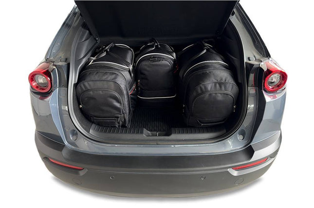 Kjust Reistassenset voor Mazda MX-30 vanaf 2022 - Set van 4 Tassen met 2 Roltassen 1 Sporttas en 1 Vliegtuigtas