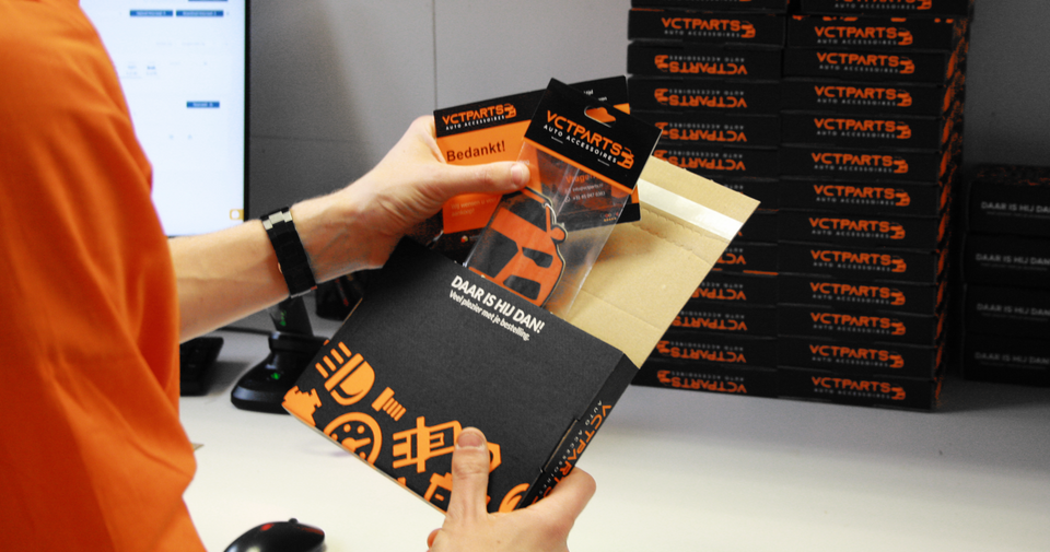 Bestelling inpakken in het magazijn van VCTparts in Hardenberg